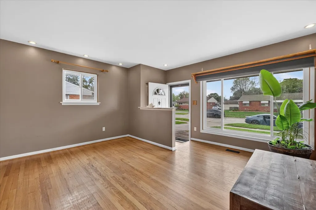 6950 Mohican Lane Westland City MI 48185