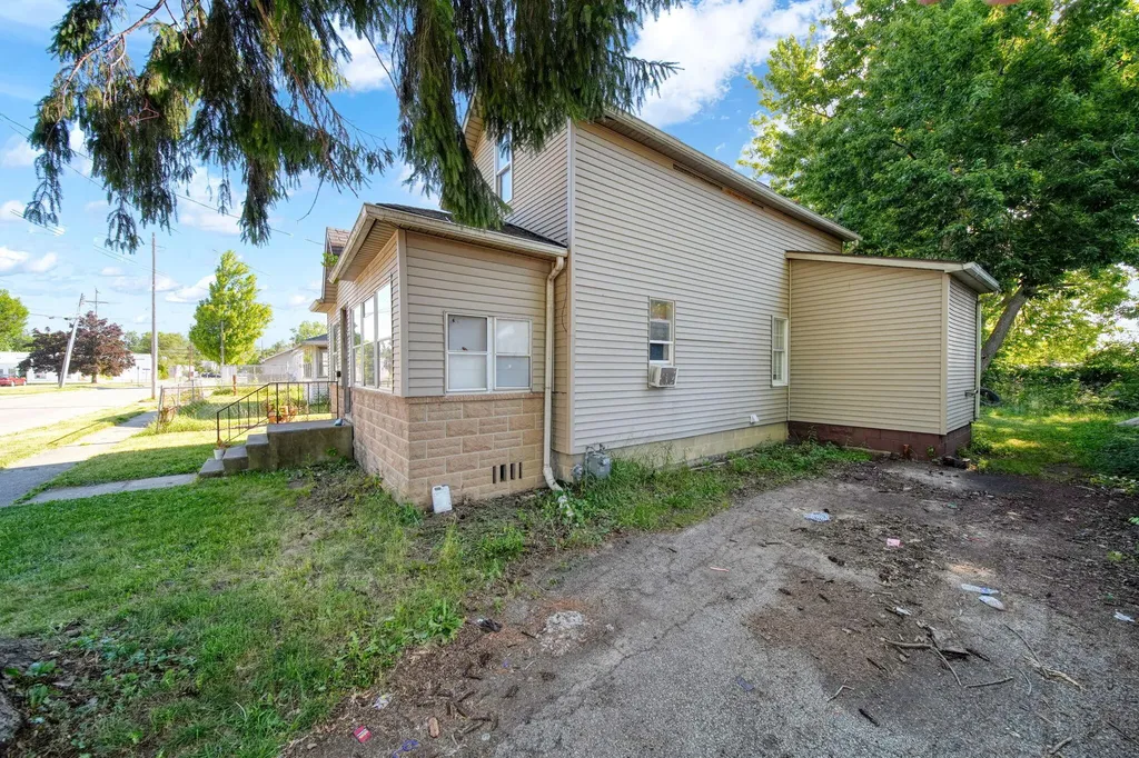 727 Oak Street Adrian City MI 49221