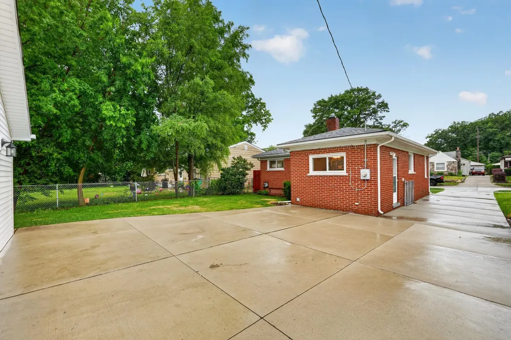 29360 Howard Avenue Madison Heights City MI 48071