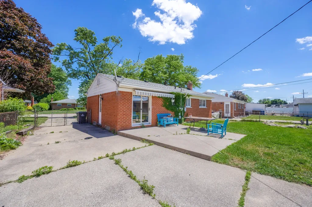 7543 N Wildwood Street Westland City MI 48185
