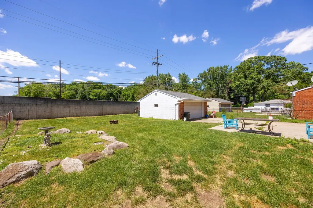 7543 N Wildwood Street Westland City MI 48185