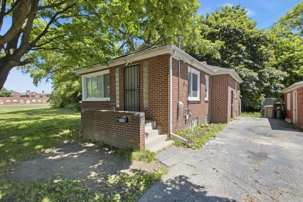 182 Summit Street Pontiac City MI 48342