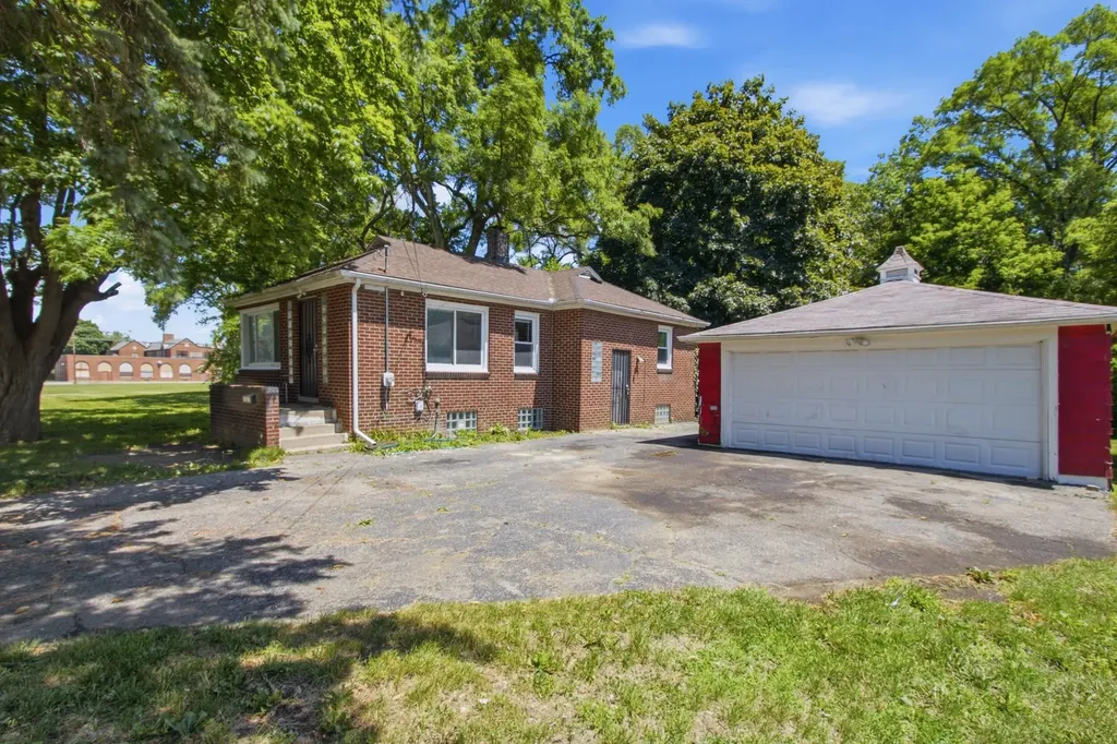 182 Summit Street Pontiac City MI 48342