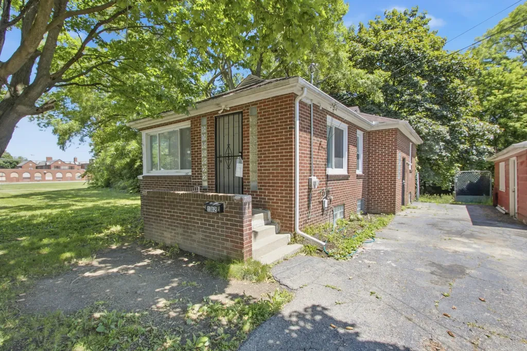 182 Summit Street Pontiac City MI 48342