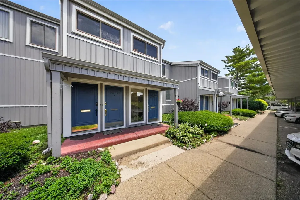 9579 Harbour Cove Court Ypsilanti Charter Township MI 48197