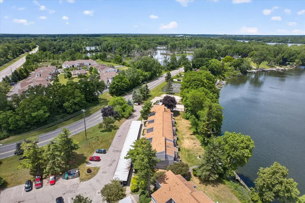 9579 Harbour Cove Court Ypsilanti Charter Township MI 48197