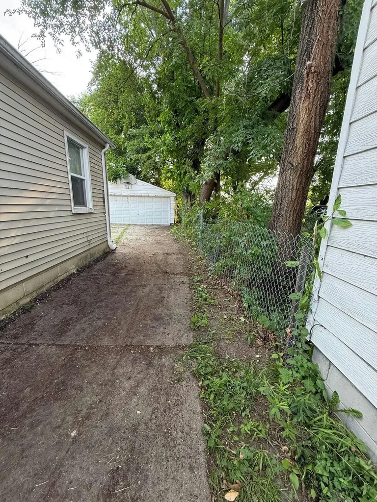 16191 Salem Detroit City MI 48219