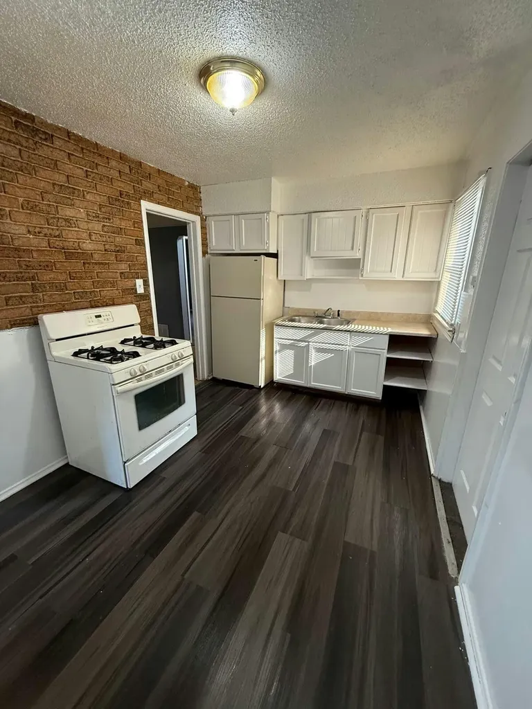 16191 Salem Detroit City MI 48219