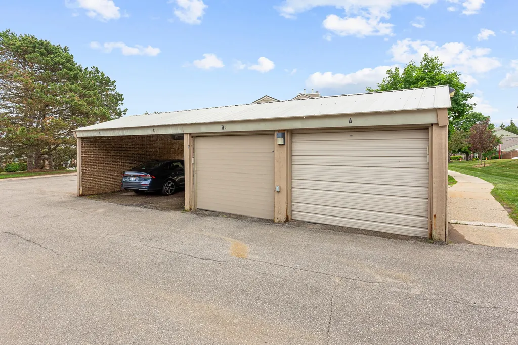 31008 Country Bluff Farmington Hills City MI 48331