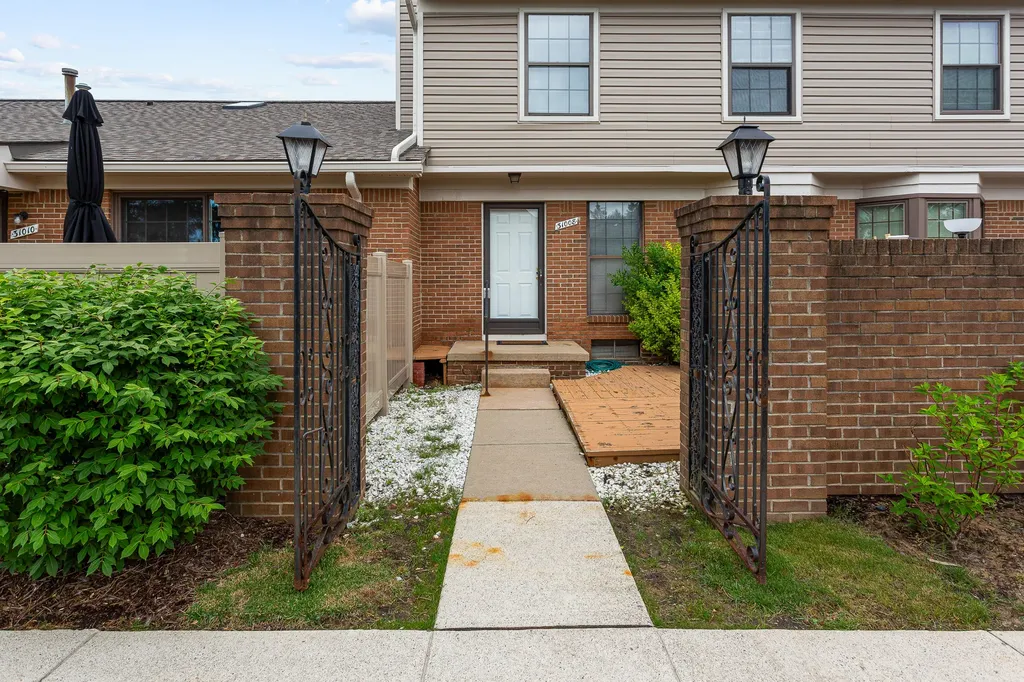 31008 Country Bluff Farmington Hills City MI 48331