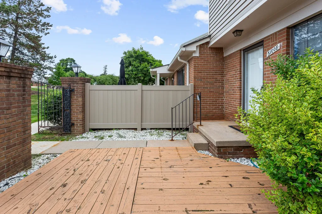 31008 Country Bluff Farmington Hills City MI 48331