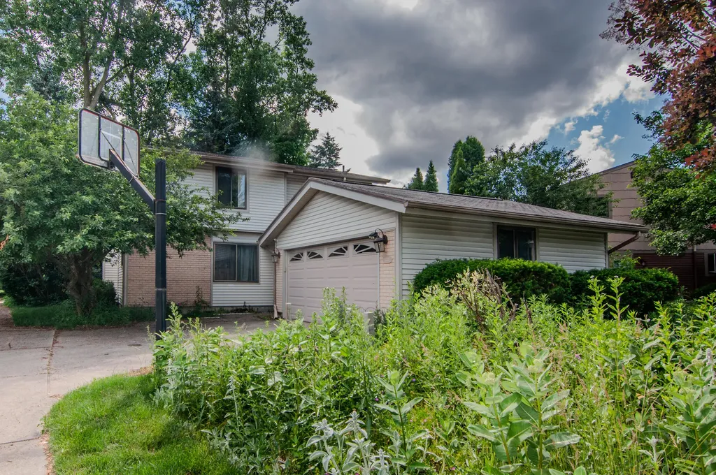 1325 Chartwell Carriage Way S East Lansing City MI 48823