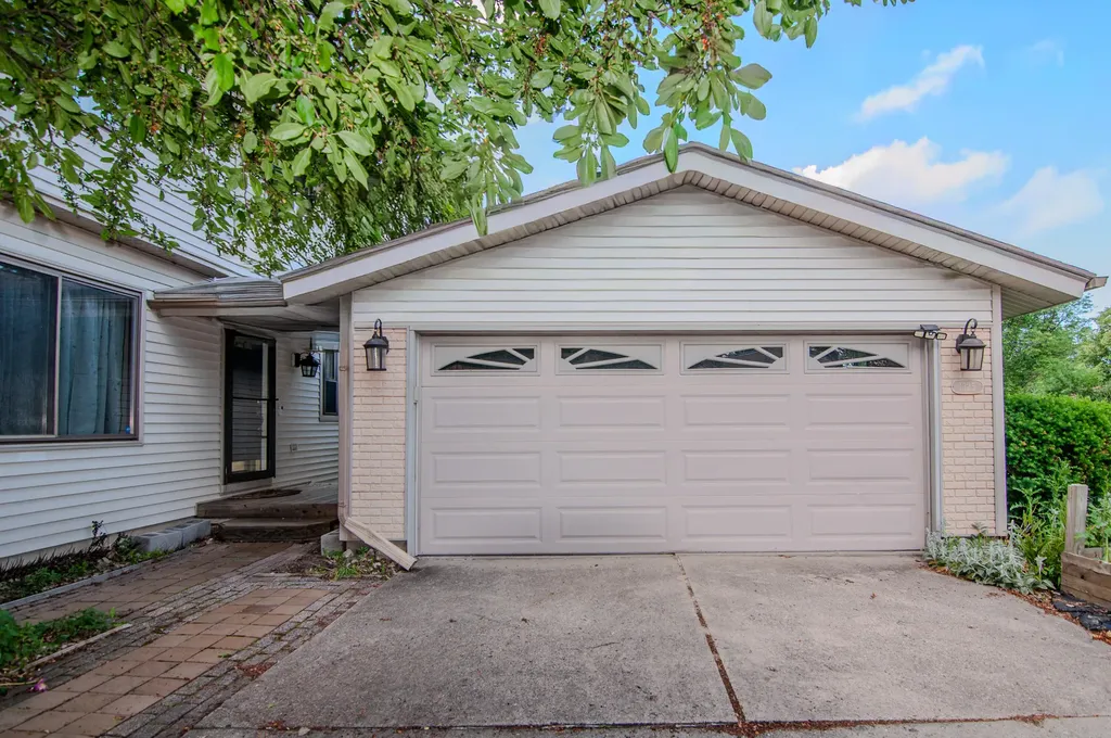 1325 Chartwell Carriage Way S East Lansing City MI 48823
