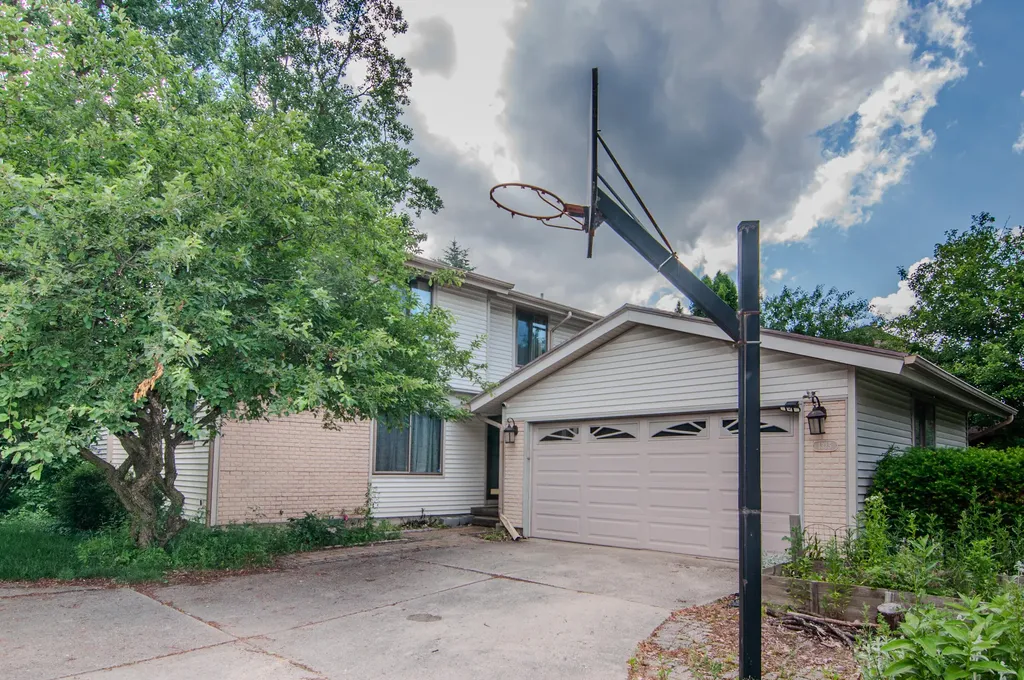 1325 Chartwell Carriage Way S East Lansing City MI 48823
