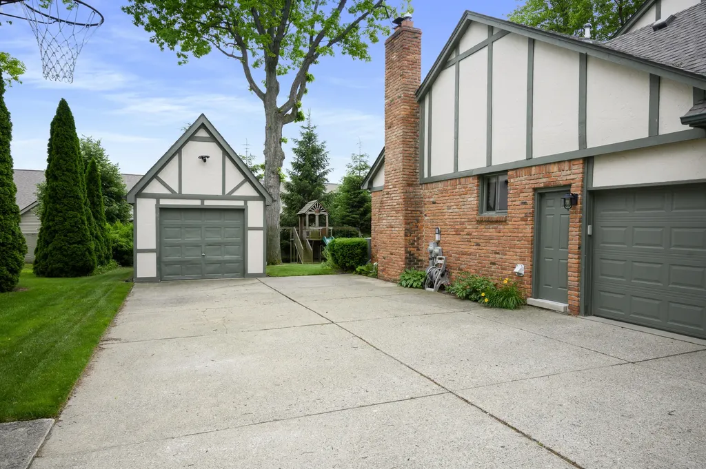 12402 Watkins Drive Shelby Charter Township MI 48315