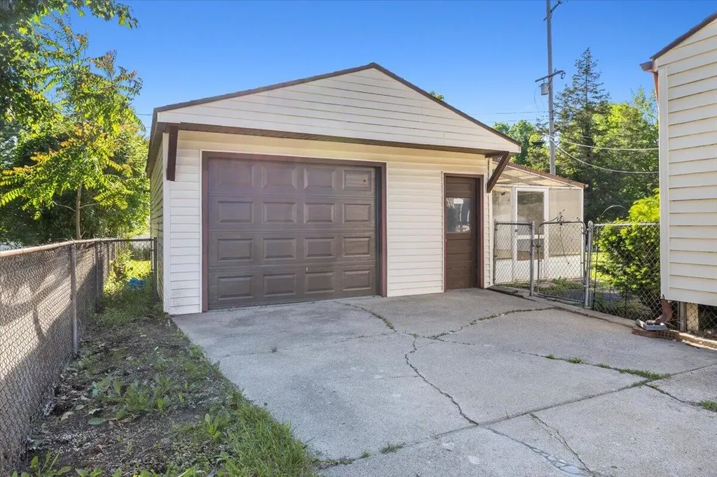 725 Woodbine Drive Fenton City MI 48430