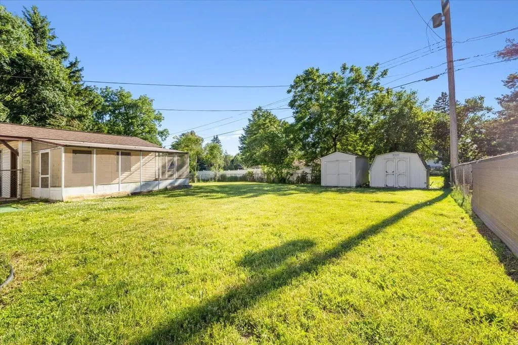 725 Woodbine Drive Fenton City MI 48430