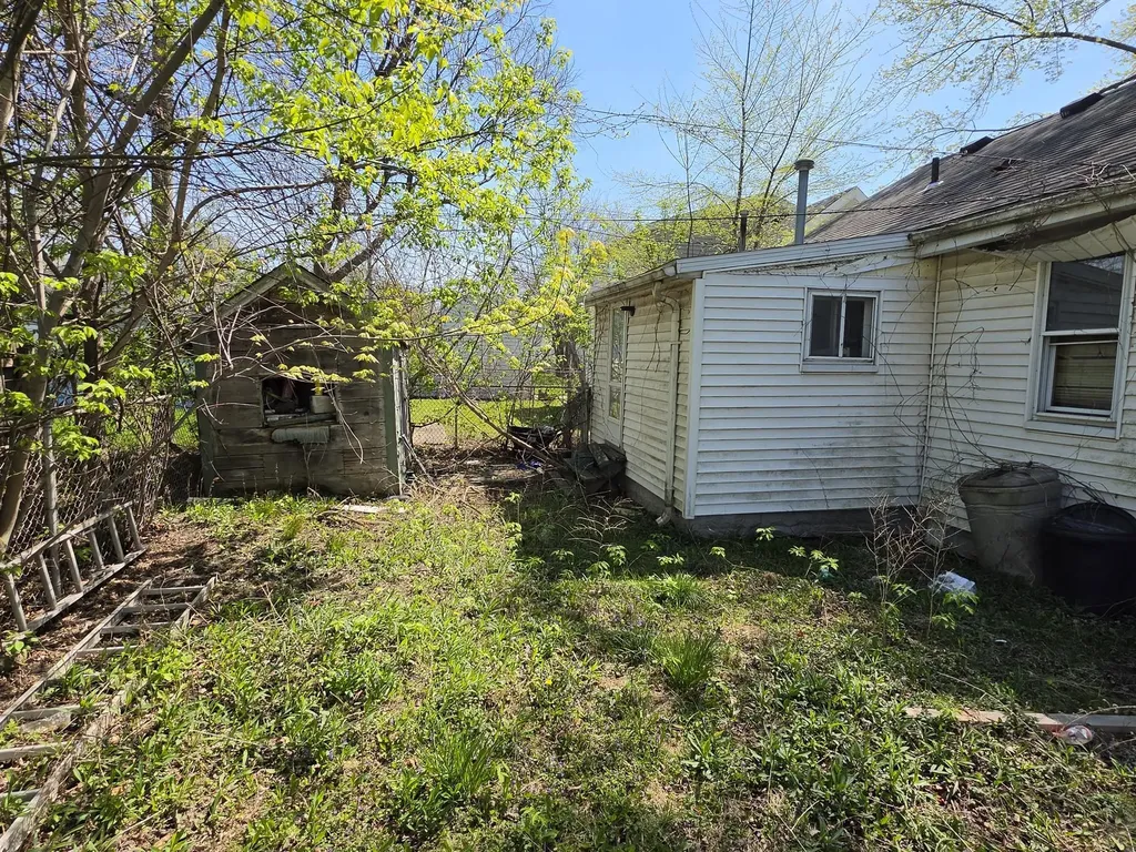 12475 Sarsfield Avenue Warren City MI 48089