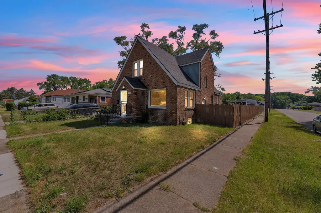 21004 Reimanville Avenue Royal Oak Charter Township MI 48220