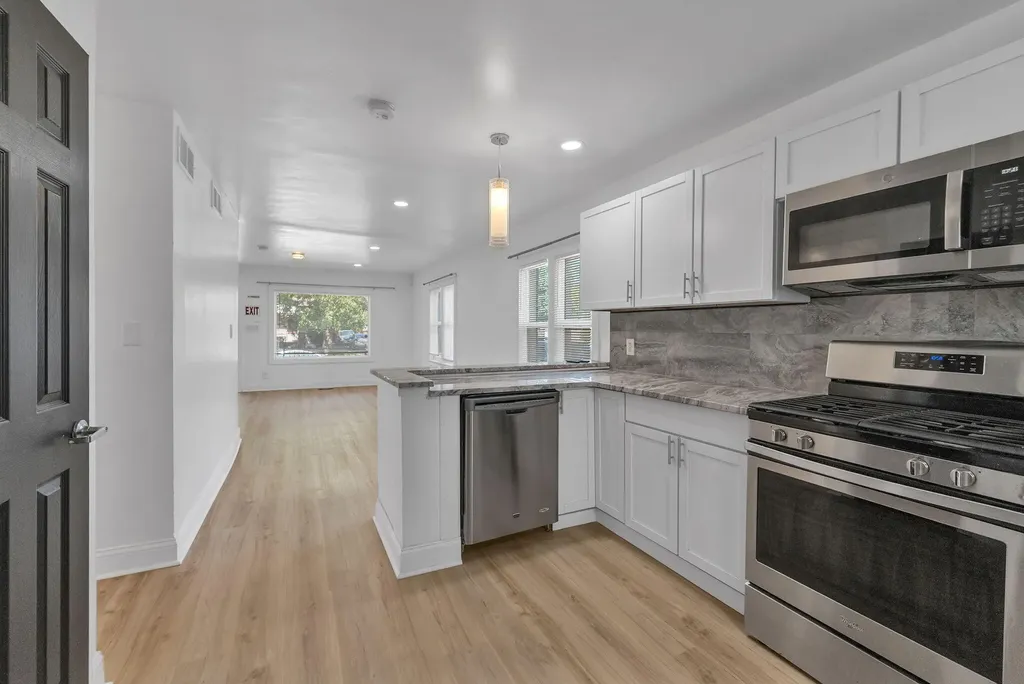 21004 Reimanville Avenue Royal Oak Charter Township MI 48220