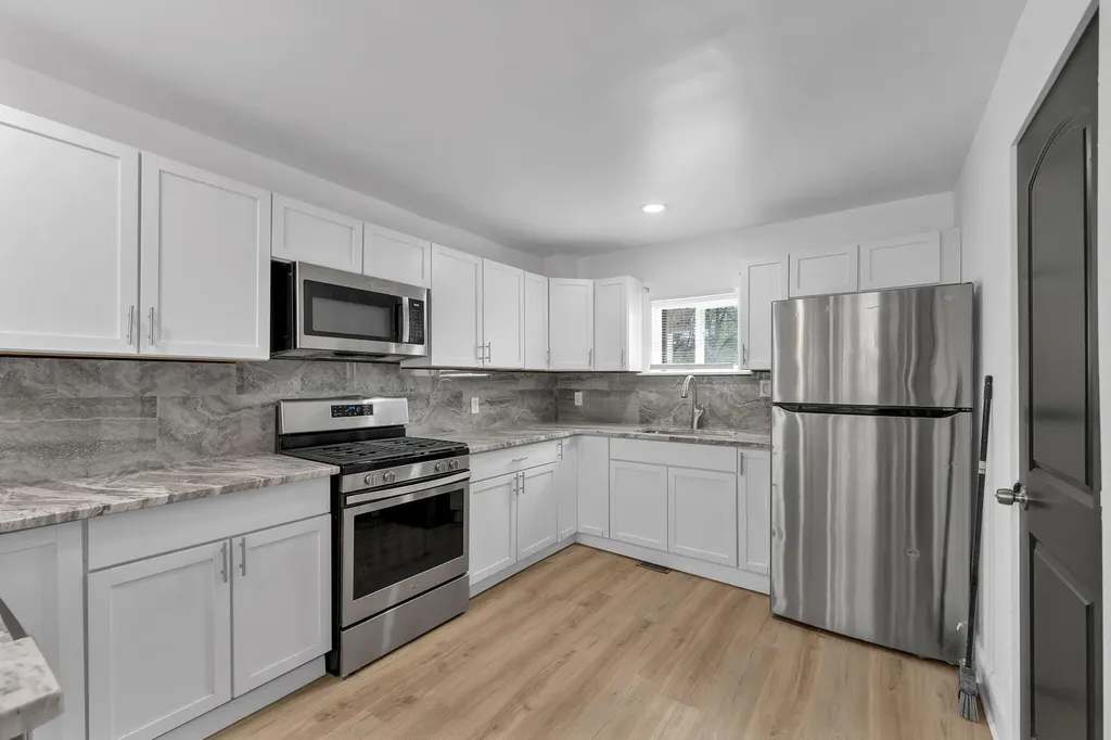 21004 Reimanville Avenue Royal Oak Charter Township MI 48220