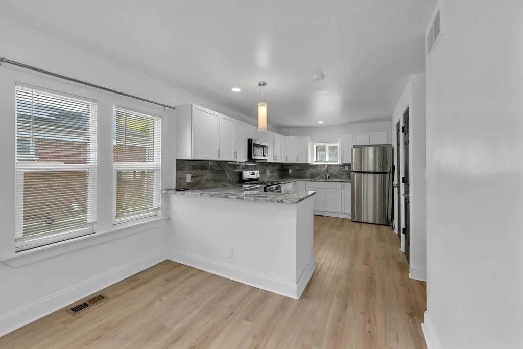 21004 Reimanville Avenue Royal Oak Charter Township MI 48220