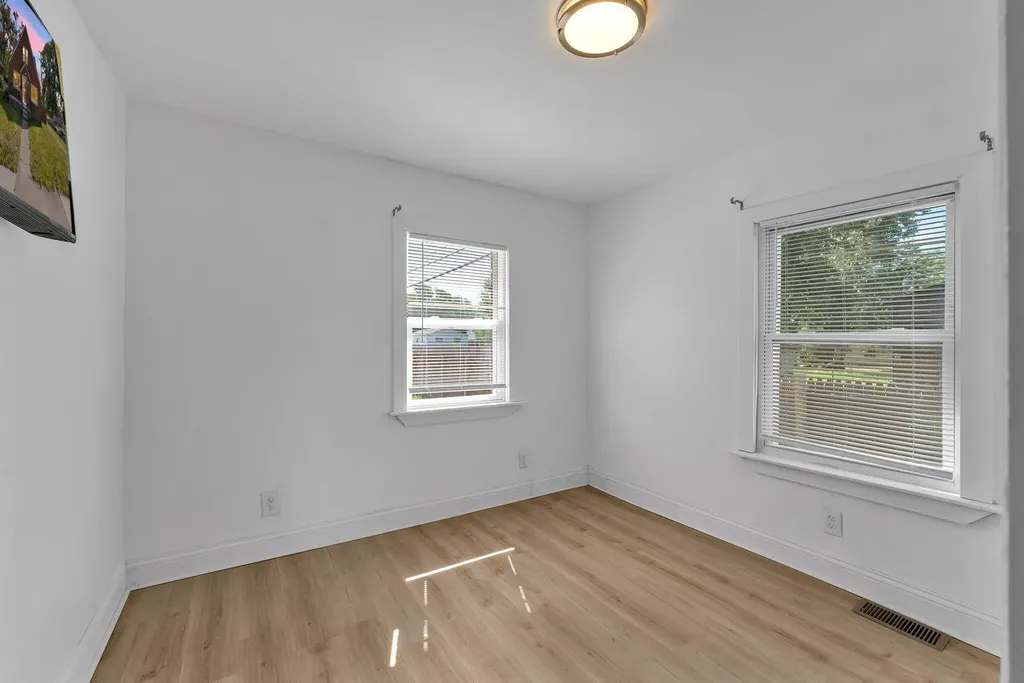 21004 Reimanville Avenue Royal Oak Charter Township MI 48220