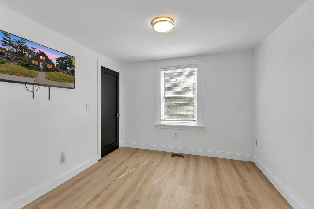 21004 Reimanville Avenue Royal Oak Charter Township MI 48220