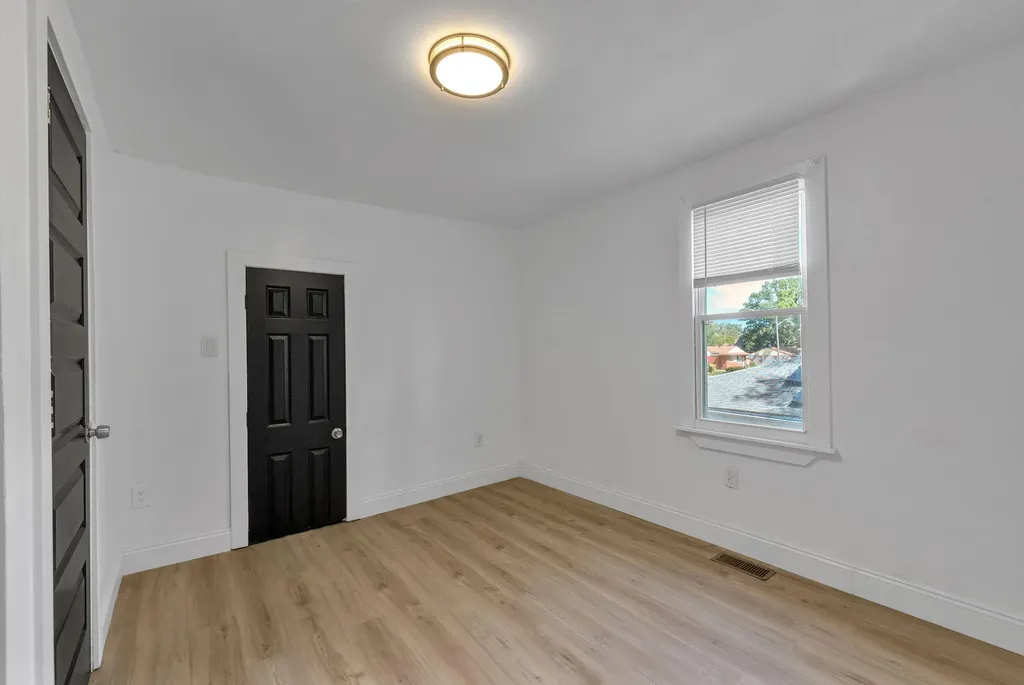 21004 Reimanville Avenue Royal Oak Charter Township MI 48220