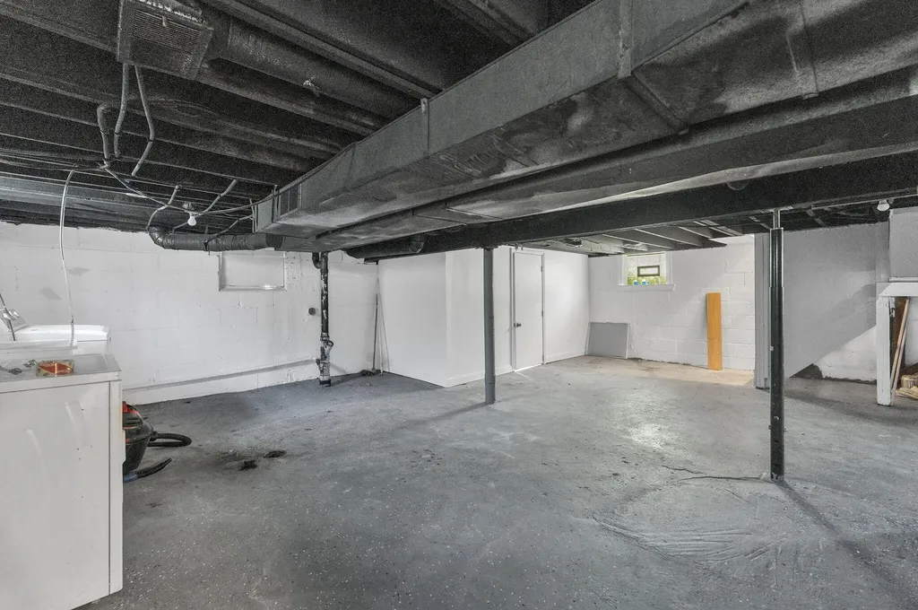21004 Reimanville Avenue Royal Oak Charter Township MI 48220