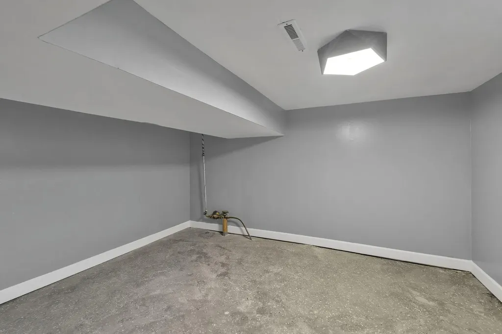 21004 Reimanville Avenue Royal Oak Charter Township MI 48220