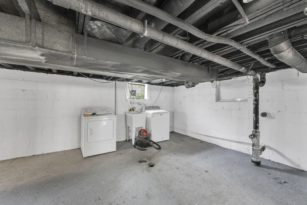 21004 Reimanville Avenue Royal Oak Charter Township MI 48220