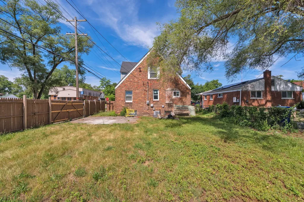 21004 Reimanville Avenue Royal Oak Charter Township MI 48220