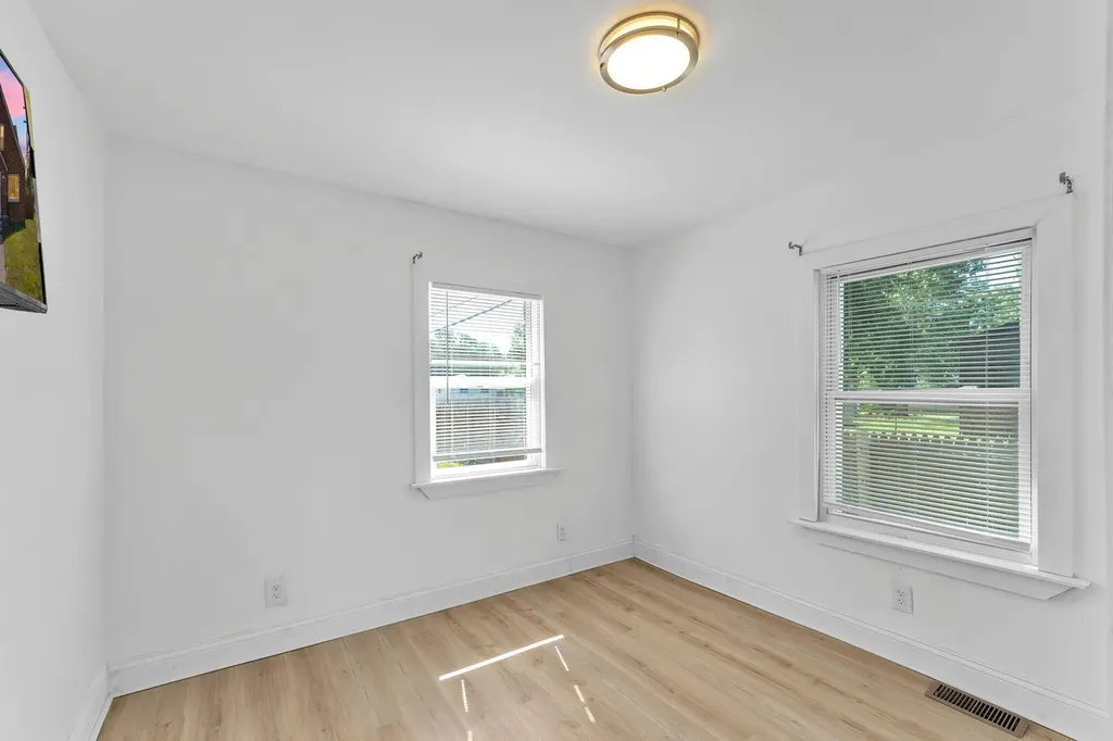 21004 Reimanville Avenue Royal Oak Charter Township MI 48220