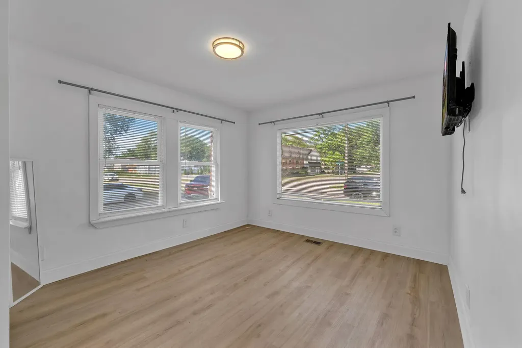 21004 Reimanville Avenue Royal Oak Charter Township MI 48220