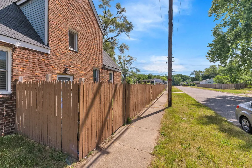 21004 Reimanville Avenue Royal Oak Charter Township MI 48220