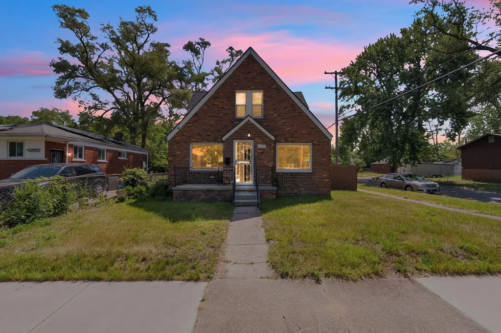 21004 Reimanville Avenue Royal Oak Charter Township MI 48220