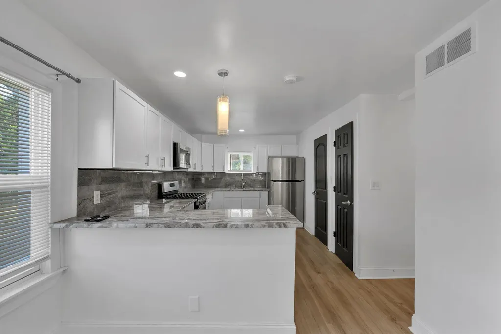 21004 Reimanville Avenue Royal Oak Charter Township MI 48220