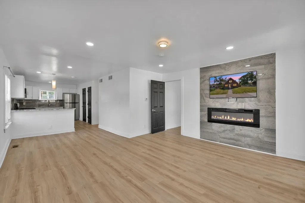 21004 Reimanville Avenue Royal Oak Charter Township MI 48220