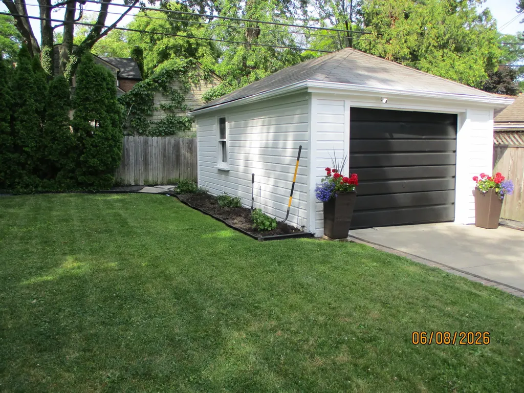 456 Manor Street Grosse Pointe Farms City MI 48236