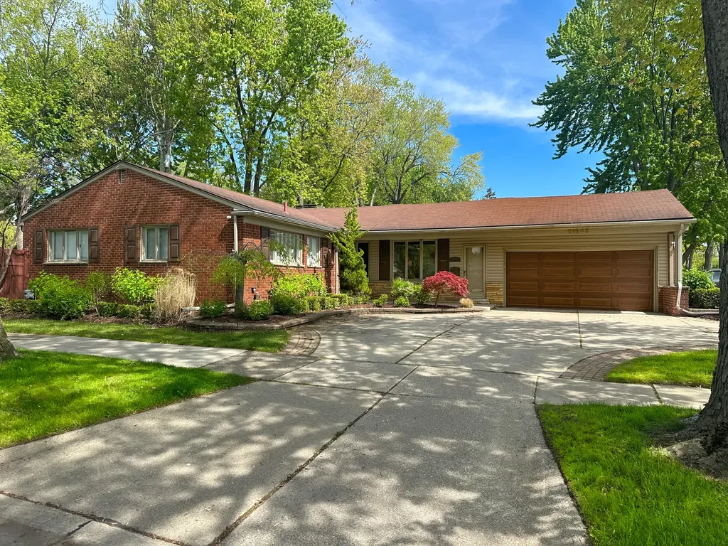 21203 River Road Grosse Pointe Woods City MI 48236
