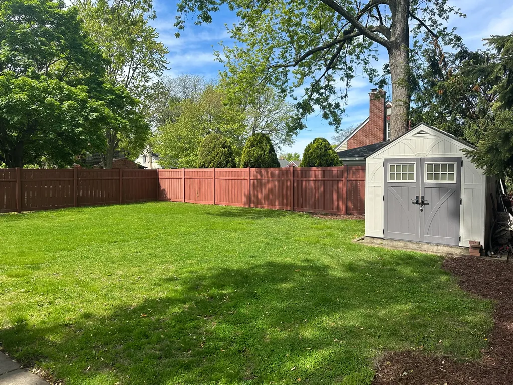 21203 River Road Grosse Pointe Woods City MI 48236