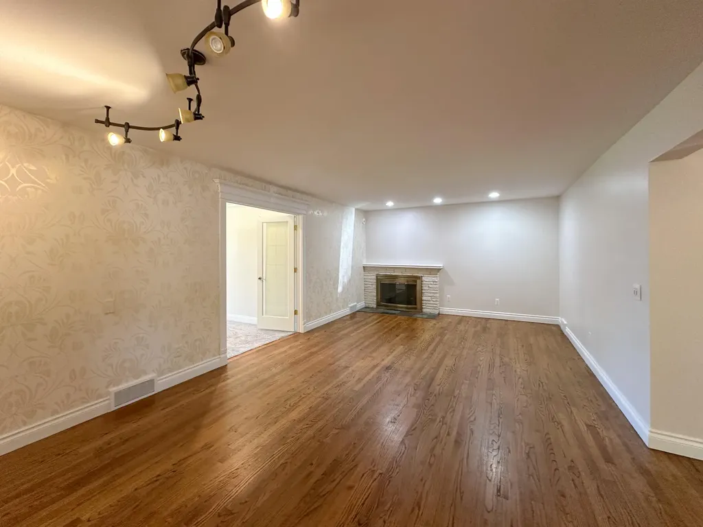21203 River Road Grosse Pointe Woods City MI 48236