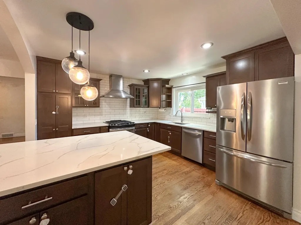 21203 River Road Grosse Pointe Woods City MI 48236