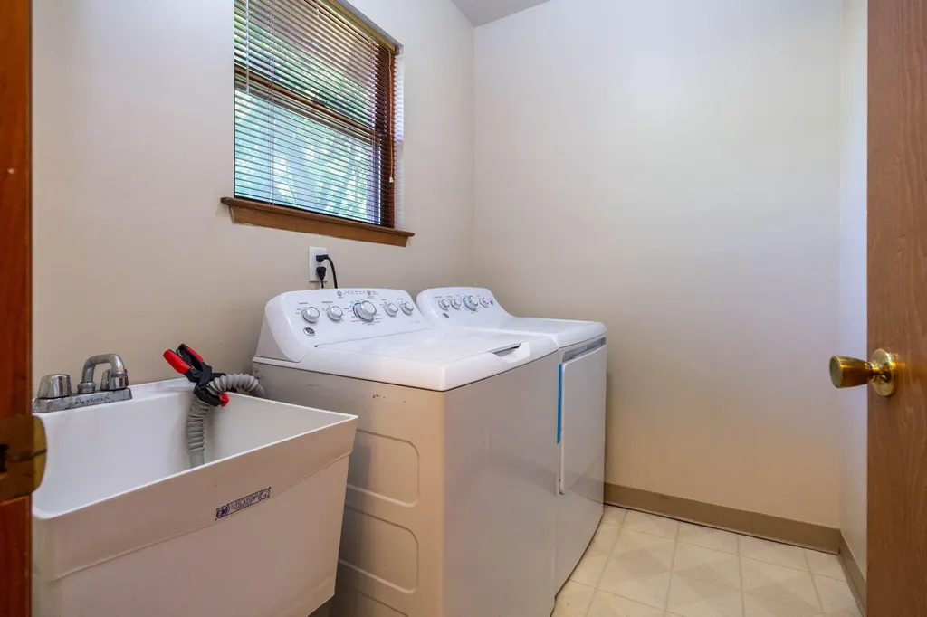 6718 Forest Park Drive Troy City MI 48098