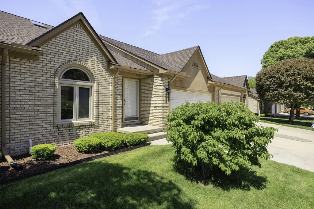 35907 Fierimonte Drive Clinton Charter Township MI 48035