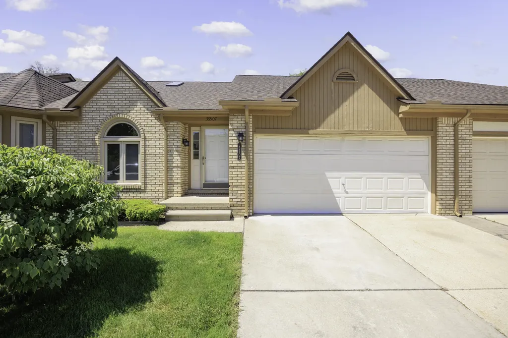 35907 Fierimonte Drive Clinton Charter Township MI 48035