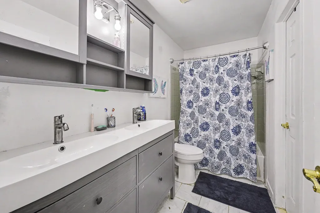 5535 S Piccadilly Circle West Bloomfield Charter Township MI 48322