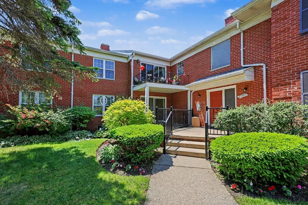 27653 W Echo Valley W Farmington Hills City MI 48334