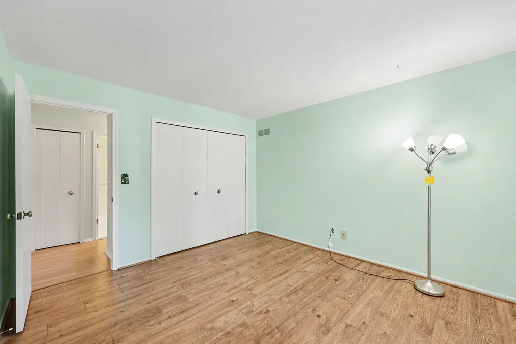 27653 W Echo Valley W Farmington Hills City MI 48334
